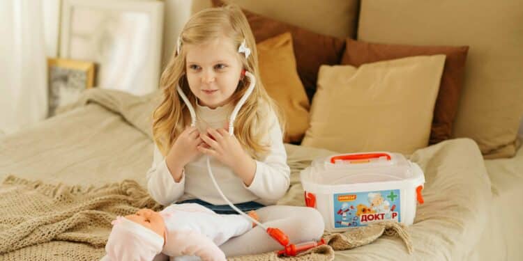 pexels-polesie-toys-petite fille qui joue au docteur - 6 jovs qu'on voulait faire quand on était petit
