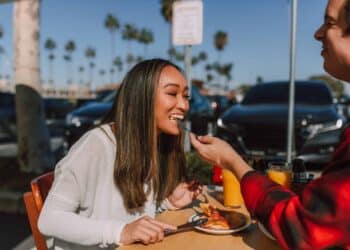 pexels-rodnae-productions-etudiante qui mange - 3 recettes saines mais gourmandes