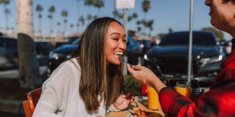 pexels-rodnae-productions-etudiante qui mange - 3 recettes saines mais gourmandes