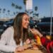 pexels-rodnae-productions-etudiante qui mange - 3 recettes saines mais gourmandes