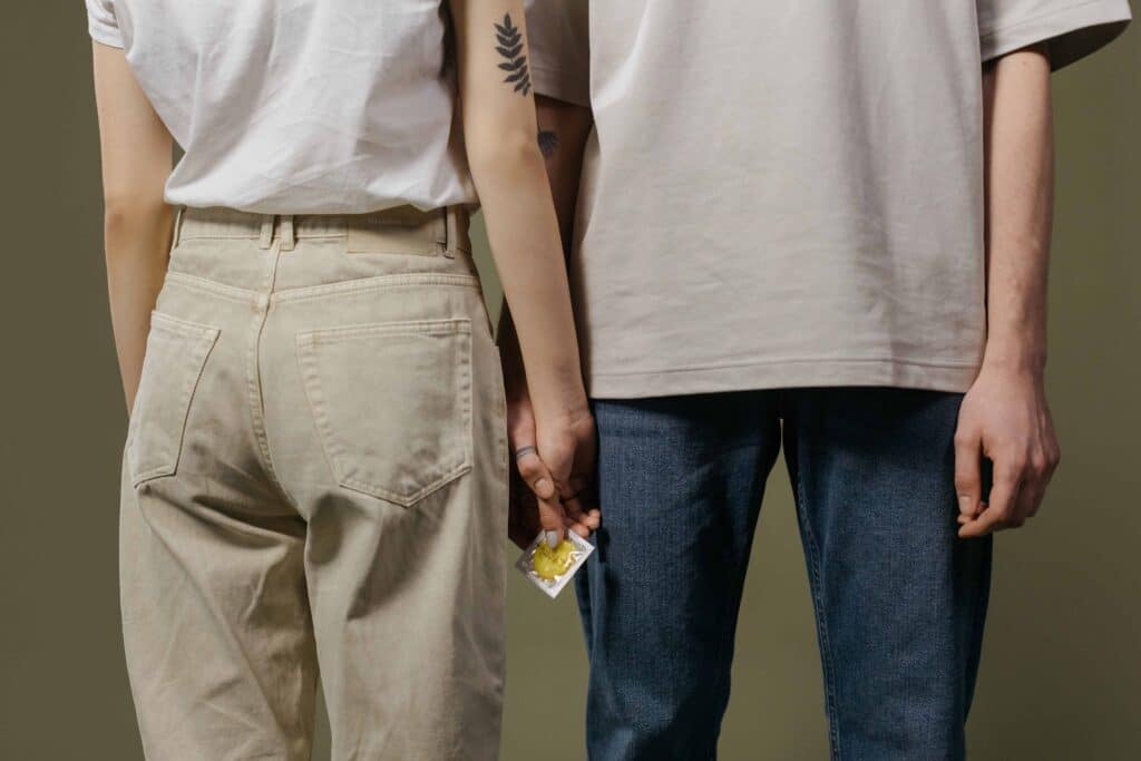 pexels-ron-lach-deux personnes qui tiennent un preservatif - contraception masculine