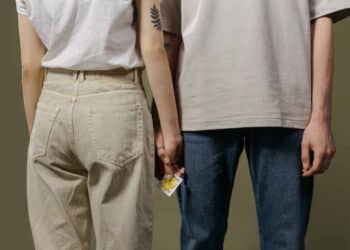 pexels-ron-lach-deux personnes qui tiennent un preservatif - contraception masculine