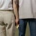 pexels-ron-lach-deux personnes qui tiennent un preservatif - contraception masculine