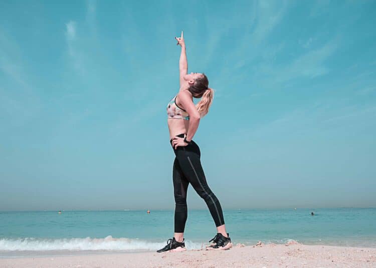 pexels-the-lazy-artist-gallery-etudiante qui s'etire Les 6 manières de se dépenser quand on aime pas le sport