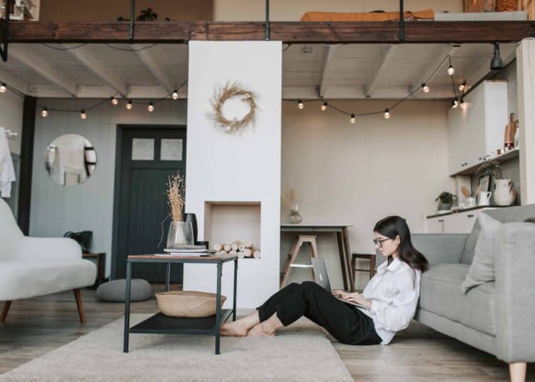 pexels-vlada-karpovich-etudiante celibataire 5 preuves que t'es célibataire depuis trop longtemps