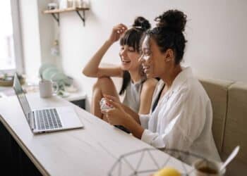 pexels-yan-krukov-etudiantes qui rigolent devant un ordi-Les preuves que Les Sims est un jeu trop réaliste (ou pas)