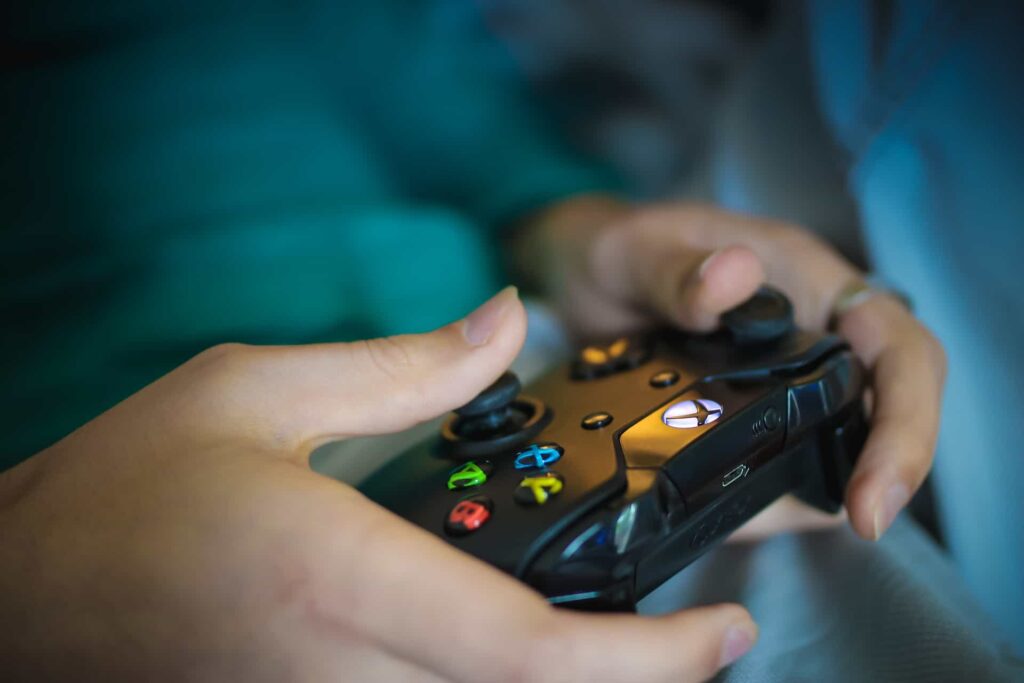 pixabay-Olya Adamovich-etudiant qui joue a la xbox-les jeux vidéos pour jouer entre potes