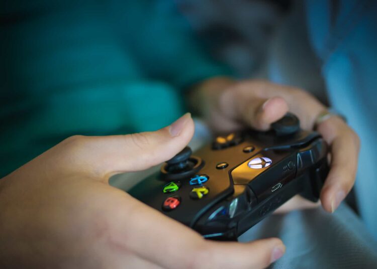 pixabay-Olya Adamovich-etudiant qui joue a la xbox-les jeux vidéos pour jouer entre potes