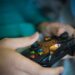 pixabay-Olya Adamovich-etudiant qui joue a la xbox-les jeux vidéos pour jouer entre potes