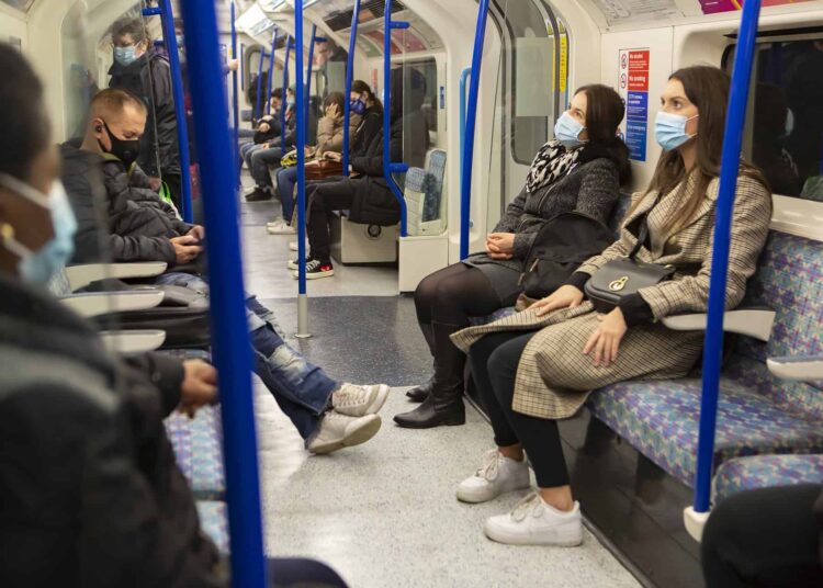 pixabay-TheOtherKev-passagers dans un metro-Les différentes personnes qu'on a tous au moins une fois croisées dans les transports en commun