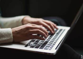 unsplash-kaitlyn-baker - femme ecrivant a l'ordinateur - 5 situations qui vont te rappeler les galeres d'ecrire ton memoire