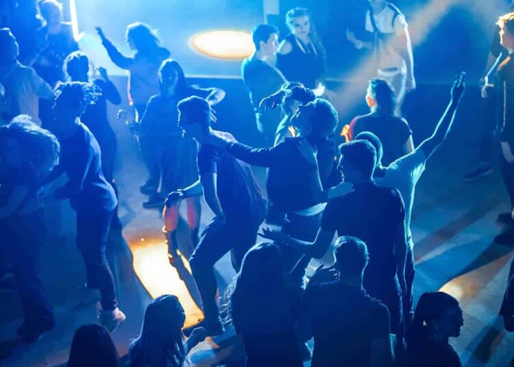 unsplash-max-titov -etudiants faisant la fete - quelle fete etudiante te manque le plus