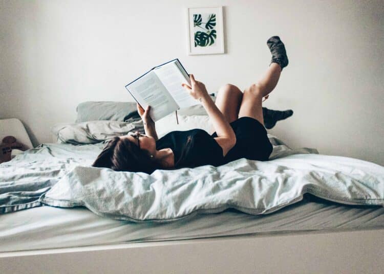 unsplash-nicole-wolf - jeune femme lit - 7 situations que t'as déjà vécues si tu vis en kot