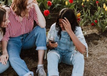 unsplash-priscilla-du-preez - 3 amies rigolent - 7 memes qui résument bien ton mois d'avril d'étudiant