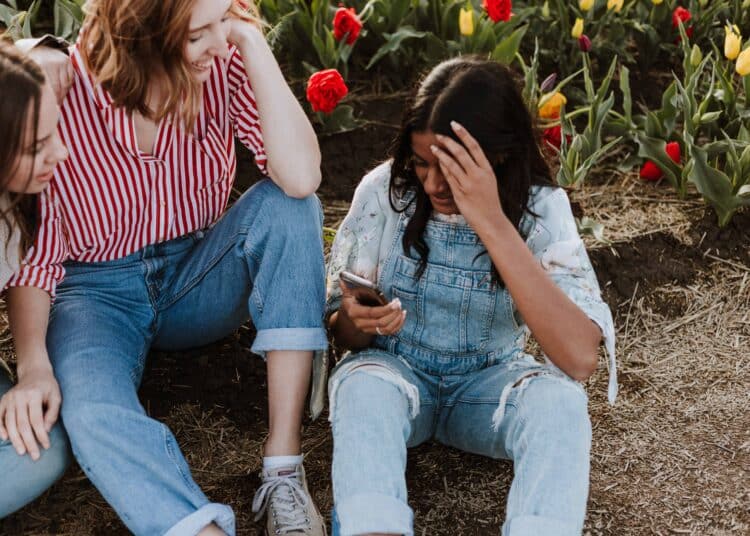 unsplash-priscilla-du-preez - 3 amies rigolent - 7 memes qui résument bien ton mois d'avril d'étudiant