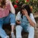 unsplash-priscilla-du-preez - 3 amies rigolent - 7 memes qui résument bien ton mois d'avril d'étudiant
