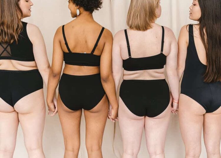 @pexels-Anthony Shkraba-4 femmes de dos en sous-vêtements ou maillot - 5 bonnes raisons d'adopter le body positive
