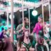 @unsplash - sept commercial - un homme et une femme sur le manege des chevaux qui se sourient - femme qui touche sa main - Je suis amoureux.se de mon/ma meilleur.e ami.e, que faire ?