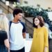 Unsplash - Alexis Brown - garçon qui regarde une fille habillée en jaune - les phrases que ton copain ne te dira jamais