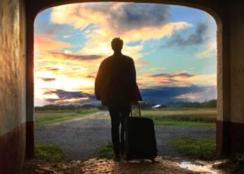 Unsplash-Manthas Hesthaven- homme partant avec sa valise devant couché de soleil- 5 astuces pour sortir de la friendzone