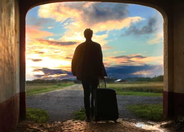 Unsplash-Manthas Hesthaven- homme partant avec sa valise devant couché de soleil- 5 astuces pour sortir de la friendzone