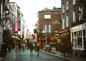 unsplash - diogo plahais - rue et temple bar dans Dublin - Irlande- direction Dublin, sans se ruiner