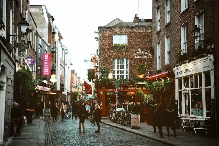 unsplash - diogo plahais - rue et temple bar dans Dublin - Irlande- direction Dublin, sans se ruiner