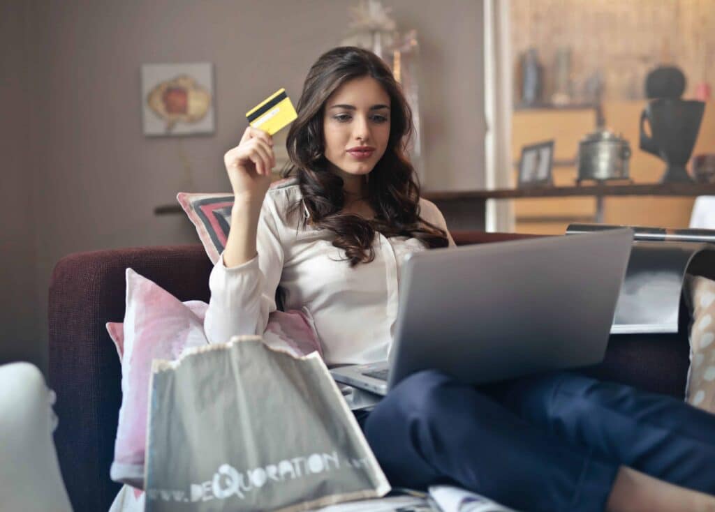 pexels-andrea-piacquadio-étudiante qui fait son shopping en ligne Je veux changer de look, que faire