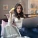 pexels-andrea-piacquadio-étudiante qui fait son shopping en ligne Je veux changer de look, que faire