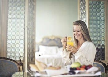 pexels-andrea-piacquadio-etudiante qui tient un jus detox - Recettes de boissons détox