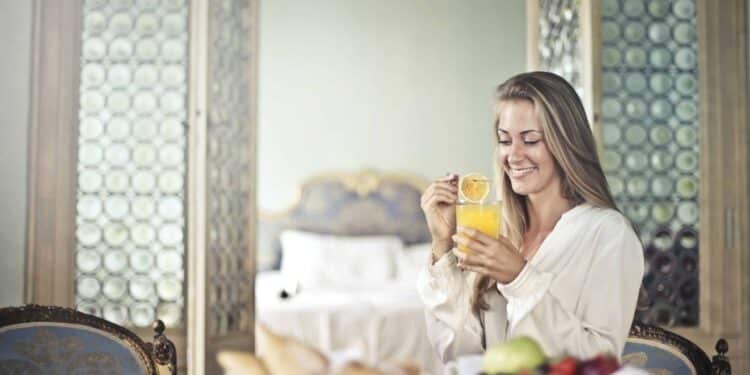 pexels-andrea-piacquadio-etudiante qui tient un jus detox - Recettes de boissons détox