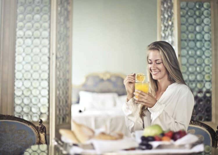 pexels-andrea-piacquadio-etudiante qui tient un jus detox - Recettes de boissons détox