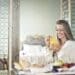 pexels-andrea-piacquadio-etudiante qui tient un jus detox - Recettes de boissons détox