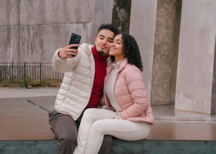 pexels-budgeron-bach-etudiants qui prennent un selfie - Est-ce de l'amour ou de l'amitié 4 signes pour le savoir