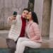 pexels-budgeron-bach-etudiants qui prennent un selfie - Est-ce de l'amour ou de l'amitié 4 signes pour le savoir