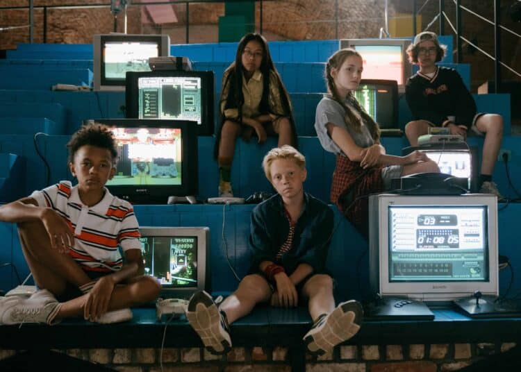 pexels-cottonbro-enfant avec télé - les icones de notre enfance