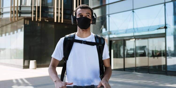 pexels-cottonbro-garcon avec trotinette et masque - comment trouver un job d'été