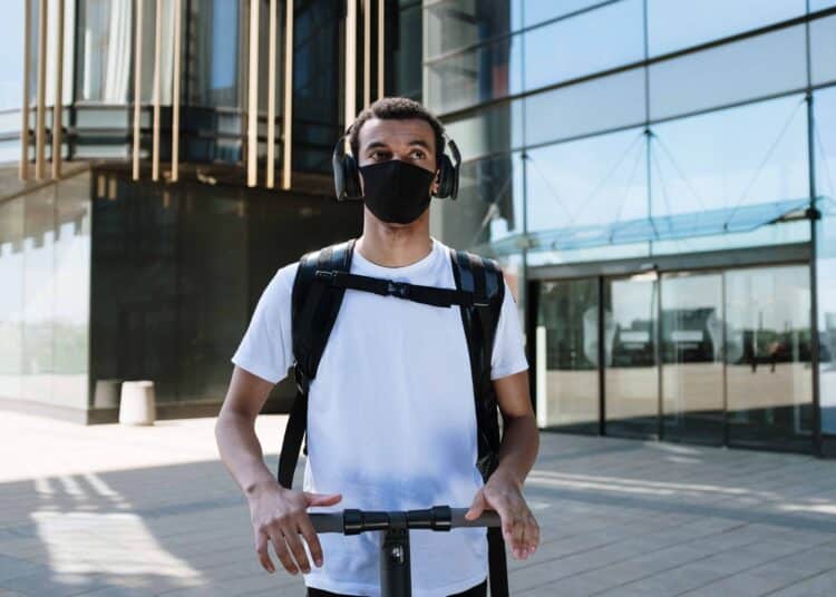 pexels-cottonbro-garcon avec trotinette et masque - comment trouver un job d'été