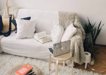pexels-daria-shevtsova-fauteuil ordinateur - Comment organiser sa chambre pour le blocus