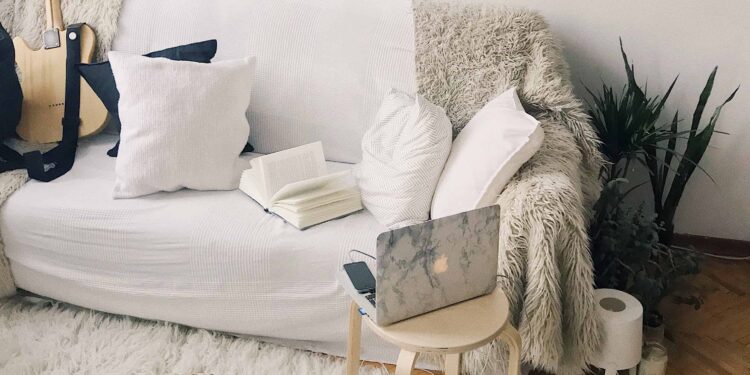 pexels-daria-shevtsova-fauteuil ordinateur - Comment organiser sa chambre pour le blocus