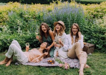 pexels-elly-fairytale-étudiantes qui font un pique-nique - Les accessoires à avoir pour un pique-nique réussi