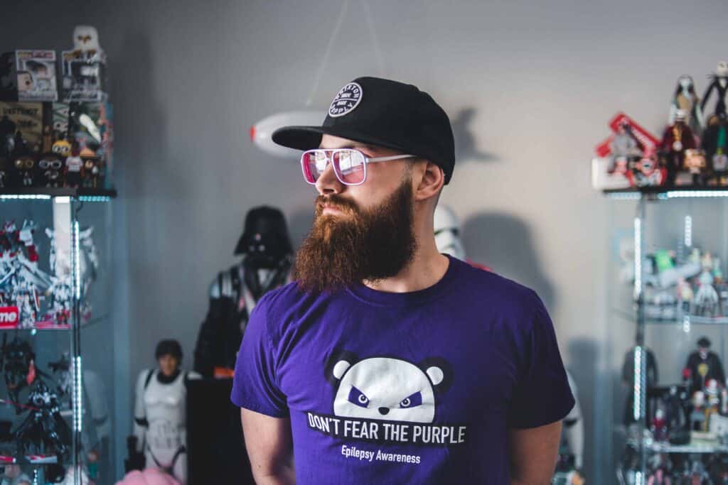 pexels-erik-mclean-etudiant avec lunettes - 10 blagues de geek