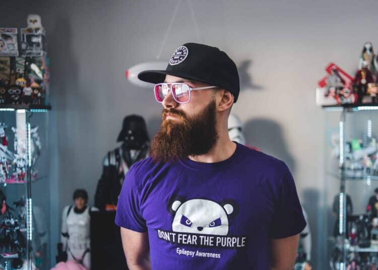 pexels-erik-mclean-etudiant avec lunettes - 10 blagues de geek