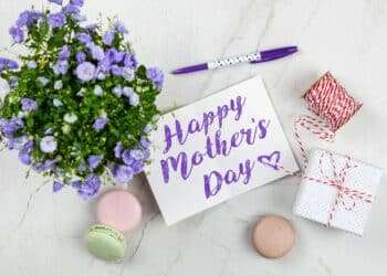 pexels-giftpunditscom-carte pour la fete des mères avec bouquet de fleurs - Cadeaux pour la fête des mères