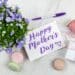 pexels-giftpunditscom-carte pour la fete des mères avec bouquet de fleurs - Cadeaux pour la fête des mères
