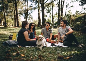 pexels-helena-lopes- 4 amis dans un jardin contents - galanterie politesse ou sexisme