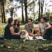 pexels-helena-lopes- 4 amis dans un jardin contents - galanterie politesse ou sexisme