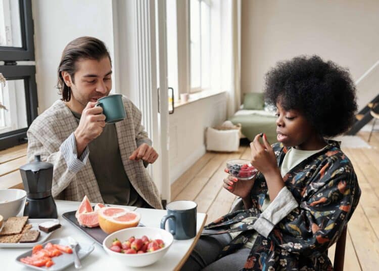 pexels-jack-sparrow-étudiants qui déjeunent - Des recettes pour bien démarrer ta journée d'étudiant