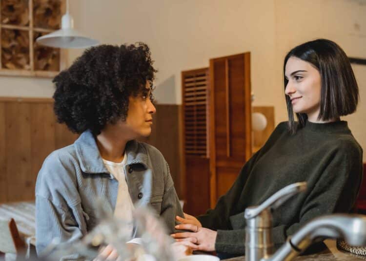 pexels-liza-summer-deux filles qui parlent ensemble - pourquoi ne plus accepter certains comportements