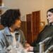 pexels-liza-summer-deux filles qui parlent ensemble - pourquoi ne plus accepter certains comportements